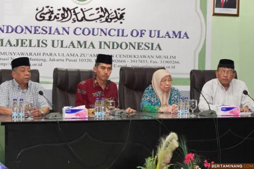 Dari kiri ke kanan: KH. Abdul Rahman Dahlan, KH. Asrorun Niam Sholeh, Prof. Huzaemah Tahido Tanggo, KH. Hamdan Rasyid. Foto Humas MUI
