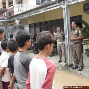 Para pelajar yang diamankan Pol PP keluyuran di Warnet saat waspad Corona di Kota Solok. Foto Humas Kota Solok