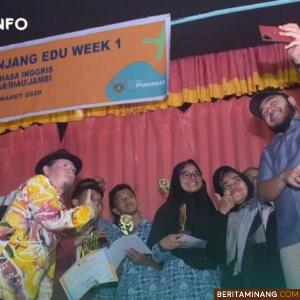 Wako Fadly Amran selfie bersaama The Planners.