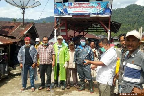 Para kader Demokrat di Pessel siap berangkat melakukan penyemprotan desinfektan di nagari-nagari.