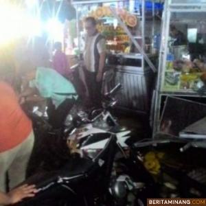 Petugas evakuasi sepeda motor yang mengalami tabrakan beruntun. Foto Langgamid