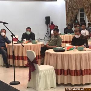 Gubernur Irwan Prayitno saat memimpin rapat penangggulangan Covid-19. Foto Humas Sumbar