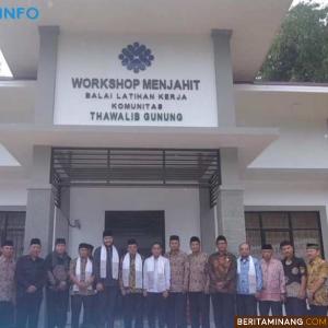 Wako Fadly Amran foto bersama usai peresmian workshop menjahit.
