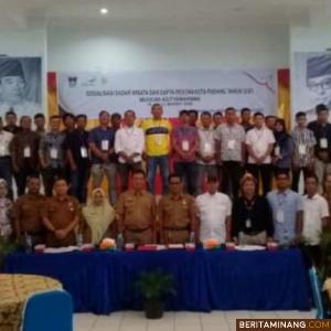 Kepala Disbudpar Arfian foto bersama pramuwista. Foto Humas Padang