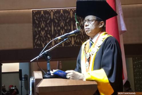 Rektor UNP Prof. Ganefri, Ph.D. sampaikan perkuliahan tatap muka dialihkan dengan perkuliahan sistem daring di Universitas Negeri Padang selama satu bulan ke depan.
