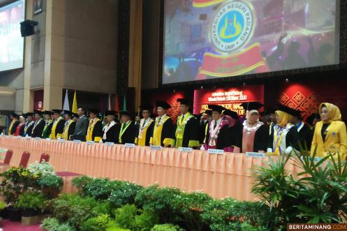 Upacara Wisuda Ke-118 Universitas Negeri Padang pada hari ini Jumat (14/3) bertempat di Auditorium Kampus UNP Air Tawar Padang.