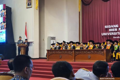 Kegiatan Sidang Senat Terbuka Universitas Sebelas Maret, Surakarta dalam rangka dies natalis ke-44 yang berlangsung hari ini (11/3) di Kampus UNS Surakarta.