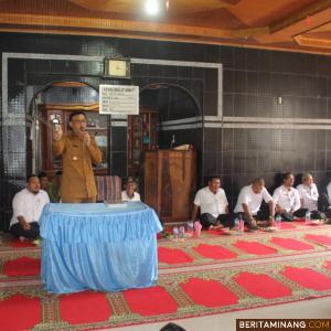 Bupati Hendajoni saat berada di PQ/TPSQ Kampung Baru Kambang. Humas Pessel
