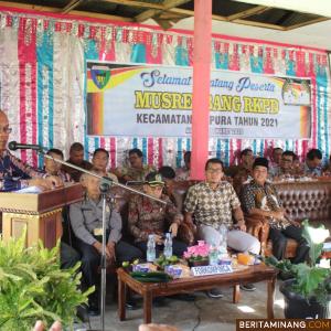 Sekda Erizon saat membuka Musrenbang Kecamatan Airpura. Humas Pessel