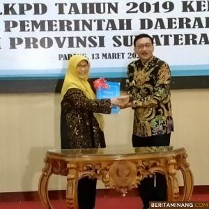 Bupati Hendrajoni saat serahkan LKPD pada Kepala Perwakilan BPK Provinsi Sumatera Barat, Yusnadewi. Foto Humas Pessel