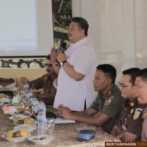 Wako Solok Zul Elfian saat pimpin rapat koordinasi waspada Virus Corona
