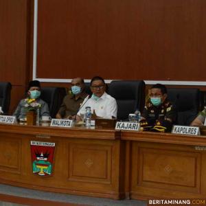 Wako Ramlan Nurmantias rapat penanganan virus Corona bersama Forkompinda. Foto Humas Bukittinggi