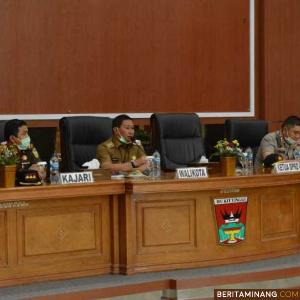 Wako Ramlan Nurmantias saat memimpin rapat soal penyebaran virus Corona. Foto Humas Bukittinggi