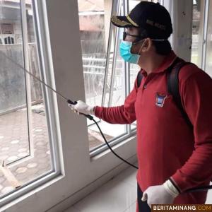 Wawako Hendri saat lakukan penyemprotkan cairan desinfektan di Masjid Raya Taqrib. Foto Humas Padang