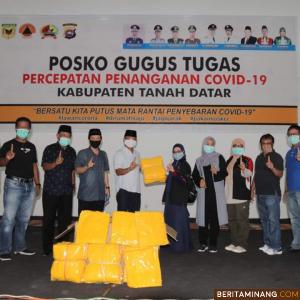 Wakil Bupati Tanah Datar H. Zuldafri Darma, SH saat menerima bantuan APD dari alumni SMAN 1 Bukittinggi. Foto Humas Tanah Datar