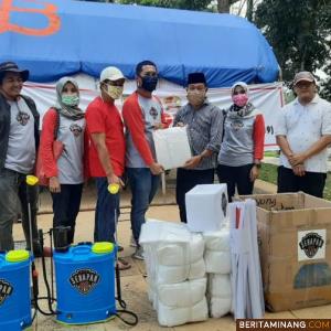 Ketua Senapan, Raspuryada Yoengki Dewara saat serahkan bantuan kepada Wakil Bupati Tanah Datar, H. Zuldafri Darma, S.H.
