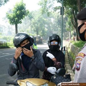 Petugas TNI Polri berjaga dan memberikan sosialisasi di tempat check point di Kabupaten Tanah Datar. Foto Humas Batusangkar