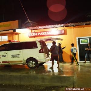 Jenazah korban dibawa ke RSUD dr. Sadikin, Padusunan, Kota Pariaman untuk dilakukan visum dan pemeriksaan dengan menggunakan mobil ambulan milik PMI Kota Pariaman. Foto: MC Kota Pariaman