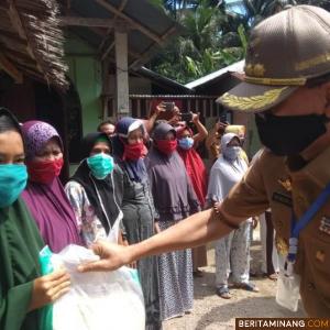 Bupati Hendrajoni berikan bantuan kepada masyarakat penerima di Nagari Ampuan Lumpo Kecamatan IV Jurai. Foto Humas Pessel