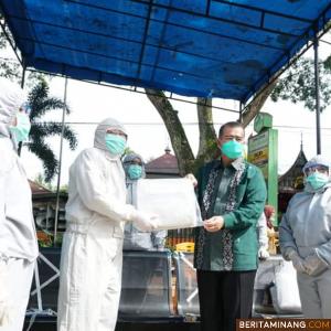 Wagub Nasrul Abit saat serahkan APB untuk petugas medis di Puskesmas Lima Kaum I. Foto Humas Tanah Datar