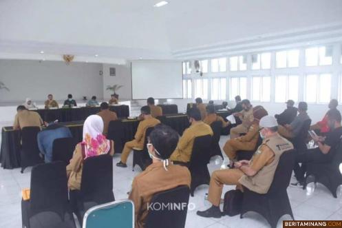 Wako Fadly Amran dan jajaran sedang rapat penanganan Covid-19.