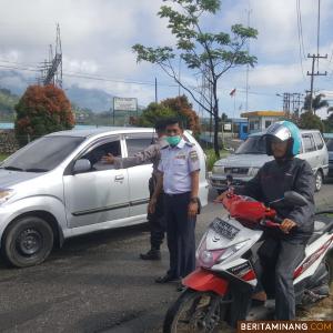 Seorang anggota Tim Rider dengan sepeda motor siap mengawal siapa saja yang masuk Kota Padang Panjang.