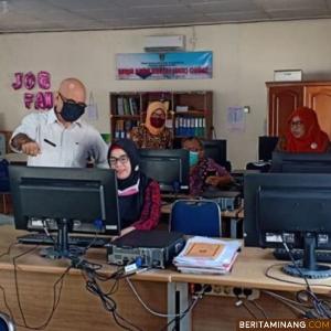 Seorang petugas sedang membantu pencari kerja mengisi aplikasi online kartu prakerja di ruang BKK Online Disnekertrans Sumbar di Jakan Ujung Gurun Padang. Foto Humas Disnakertrans Sumbar