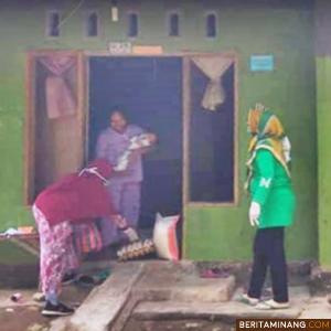 ASN Puskesmas Marunggi Kota Pariaman antar bantuan pada ibu hamil dan menyusui guna jaga gizi saat wabah Covid-19. Foto Kominfo Kota Pariaman