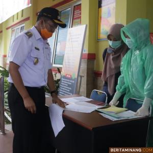 Wakil Wali Kota Payakumbuh Erwin Yunaz melakukan kunjungan ke Posko tanggap darurat Covid -19 , Rabu(01/04/2020).
