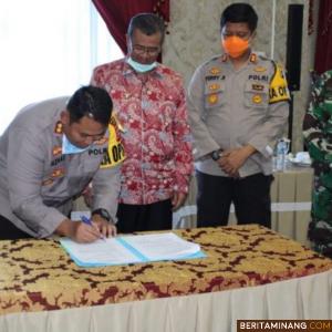 Bupati Solok menyaksikan Kapolres menandatangani hasil diskusi Diskusi Politik Tentang Pembatasan Sosial Berskala Besar (PSBB). Foto Suhanews