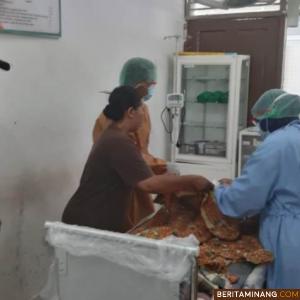 Seorang bocah tenggelam saat menjalani pertolongan di IGD RS Sungai Dareh Dharmasraya, Senin (20/4/2020). Nyawa bocah ini tidak bisa ditolong. Foto Eko P