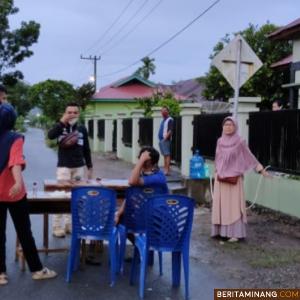 Relawan Penanganan Covid-19 berjaga di batas masuk Nagari Lumpo Pessel. Foto: Humas Pessel