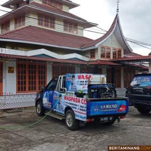 Tim Mulyadi Peduli menyemprotkan cairan disinfektan di sebuah kampung di Kabupaten Agam dan Bukittinggi.