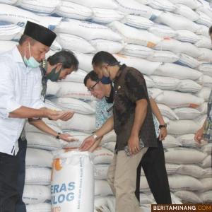 Wakil Bupati H. Zuldafri Darma, SH saat mengunjungi Gudang Bulog. Foto Humas Tanah Datar