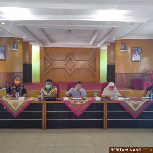 Asisten Perekonomian dan Pembangunan Setdaprov Sumbar Ir. Benny Warlis, MM ketika sosialisasi RSUD Pariaman sebagai RS Khusus Pelayanan Covid 19. Foto Humas Sumbar