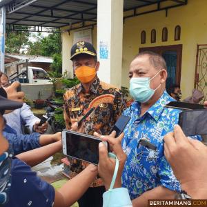 Kadis Pemberdayaan Masyarakat Desa (PMD) Drs. H. Syafrizal, MM. didampingi Wako Pariaman Genius Umar diwawancarai wartawan usai penyerahan BLT Dana Desa.