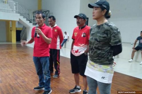 Ketua KONI Sumbar Syaiful, SH, MHum saat memotivasi atlet PON Sumbar didampingi Konsultan Olahraga Dr. Rina Ambar Dewanti. Foto Humas KONI Sumbar