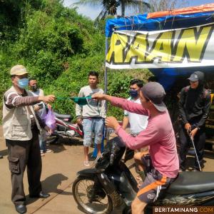  Serukan Warga Wajib Masker, Bupati Irfendi Sebar Masker di Jalan