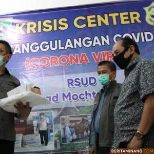 Anggota DPR RI Ir. H. Mulyadi saat memeriksa bantuan yang akan disebar ke rumah sakit dan Puskesmas di Bukittinggi.
