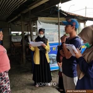 Tim Verifikasi bantuan tahap II sedang melakukan verifikasi terhadap warga terdampak pandemi Covid-19 di Padang Panjang.