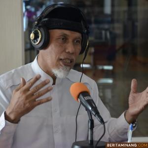 Wali Kota Padang H. Mahyeldi Ansharullah dalam tausiahnya sewaktu mengisi program Muzakarah Ramadhan bersama Radio Republik Indonesia (RRI) Padang. Foto Humas Padang