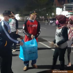  Warga Kembali Bantu Petugas Posko Covid-19 Yang Bertugas Malam Dengan Camilan