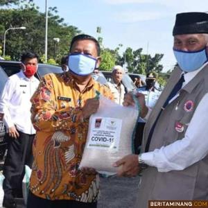 Wako Mahyeldi serahkan beras secara simbolis kepada salah seorang Camat. Foto Humas Padang