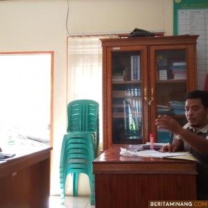 UPT Pasar Dinas Koperindag&UKM, Osmal Hendri berdilaod dengan Wali Nagari Pasir Talang Selatan,  Zoni Marjis dan Sekna Riki Suriandi terkait pembatasan masuk pasar Muara Labuh, besok Minggu (10/5). Afrizal. A