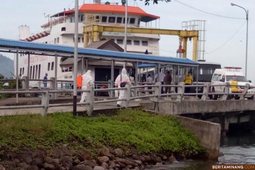 Petugas kesehatan dengan baju khusus azmat mendatangi KMP Ambu-Ambu di Pelabuhan Bungus Padang guna evakuasi penumpang dan ABK yang diduga kontak pasien positif Covid-19 di Mentawai. Ist