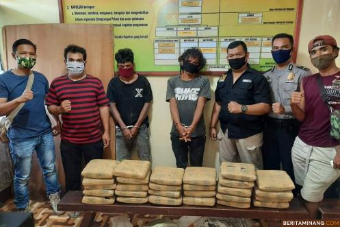 Dua tersangka dan barang bukti ganja diamankan di Mapolres Pasaman.