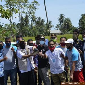 Wawako Hendri Sapta memperlihatkan ikan nila hasil panen bersama UEP Karta Jaya Tarantang. Foto Prokompim Padang