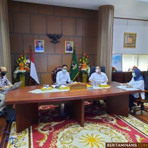 Gubernur rapat dengan Dekan Fakultas Kesehatan Masyarakat (FKM) Universitas Andalas Padang, Defriman Djafri, S.KM., M.KM., Ph.D. Foto Humas Sumbar