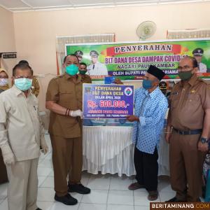 Bupati Padang Pariaman Drs. H. Ali Mukhni, MM saksikan Kepala Dinas PMD Sumbar Drs. H. Syafrizal Ucok, MM serahkan BLT dana desa.
