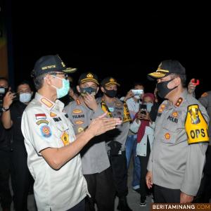 Gubernur Irwan Prayitno saat berdialog dengan Kapolda Irjen Pol Toni Harmanto di sela-sela peninjauan Posko Operasi Ketupa Singgalang 2020 di Padang. Foto Humas Sumbar